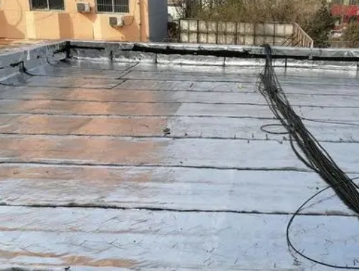 猇亭卫生间漏水维修公司分享下猇亭屋面楼顶防水刚性防水层施工要点。